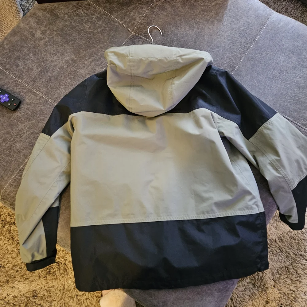 Eddie Bauer Women's Black and Green Rain Jacket - Picture 5 of 5